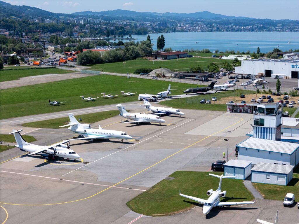 Abgestellte Flugzeuge auf dem Flugplatz