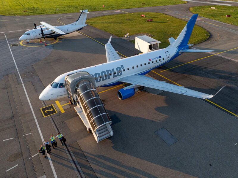 Flugzeug der People’s am Terminal