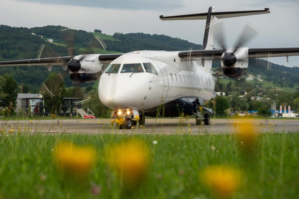 Turboprop-Verkehrsflugzeug auf dem Vorfeld