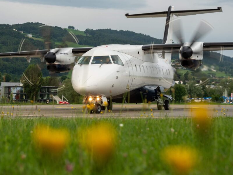 Turboprop-Verkehrsflugzeug auf dem Vorfeld