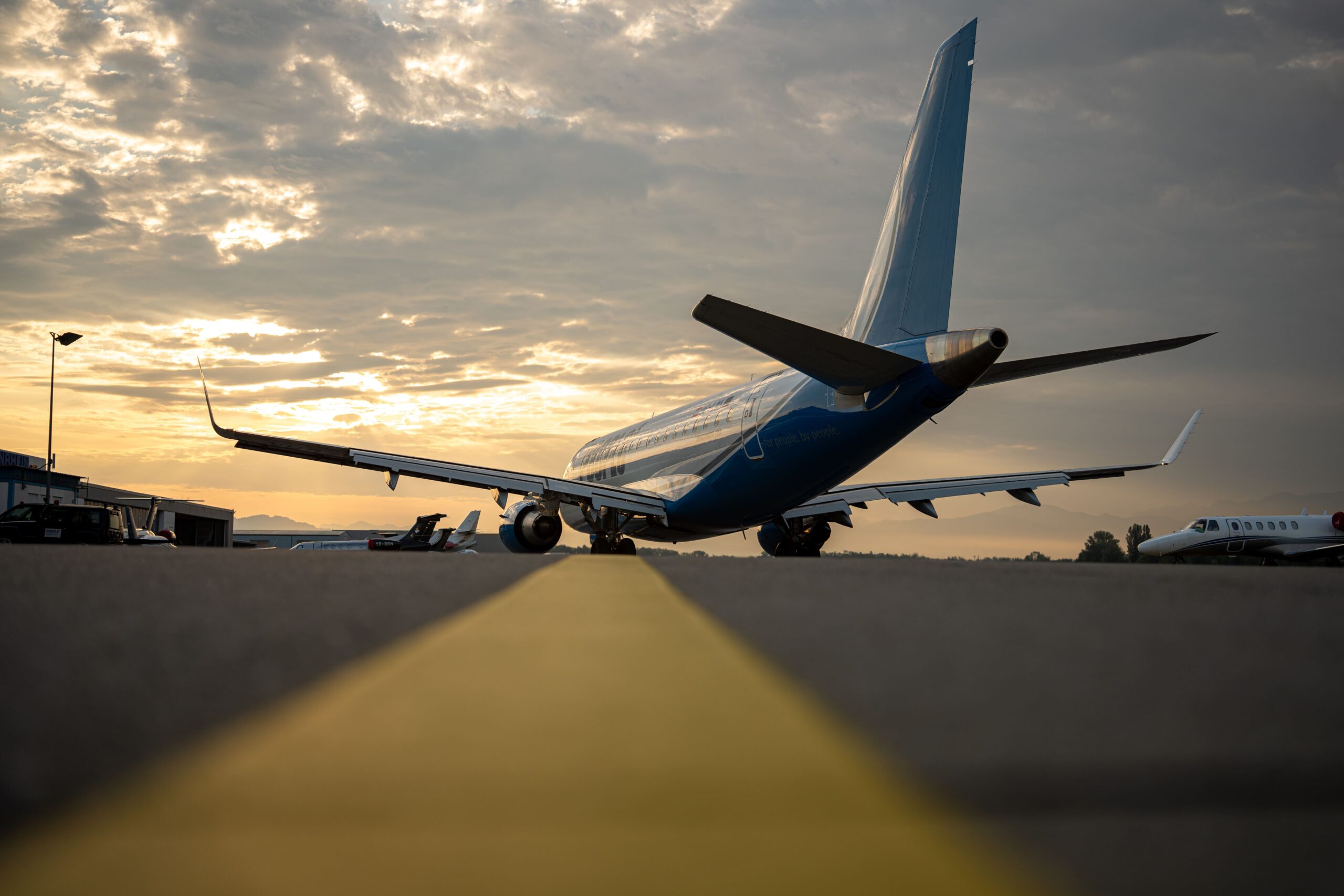 Verkehrsflugzeug auf dem Vorfeld im Abendlicht