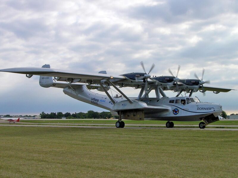Flugboot Dornier Do 24 ATT rollt auf dem Flugplatz von Oshkosh