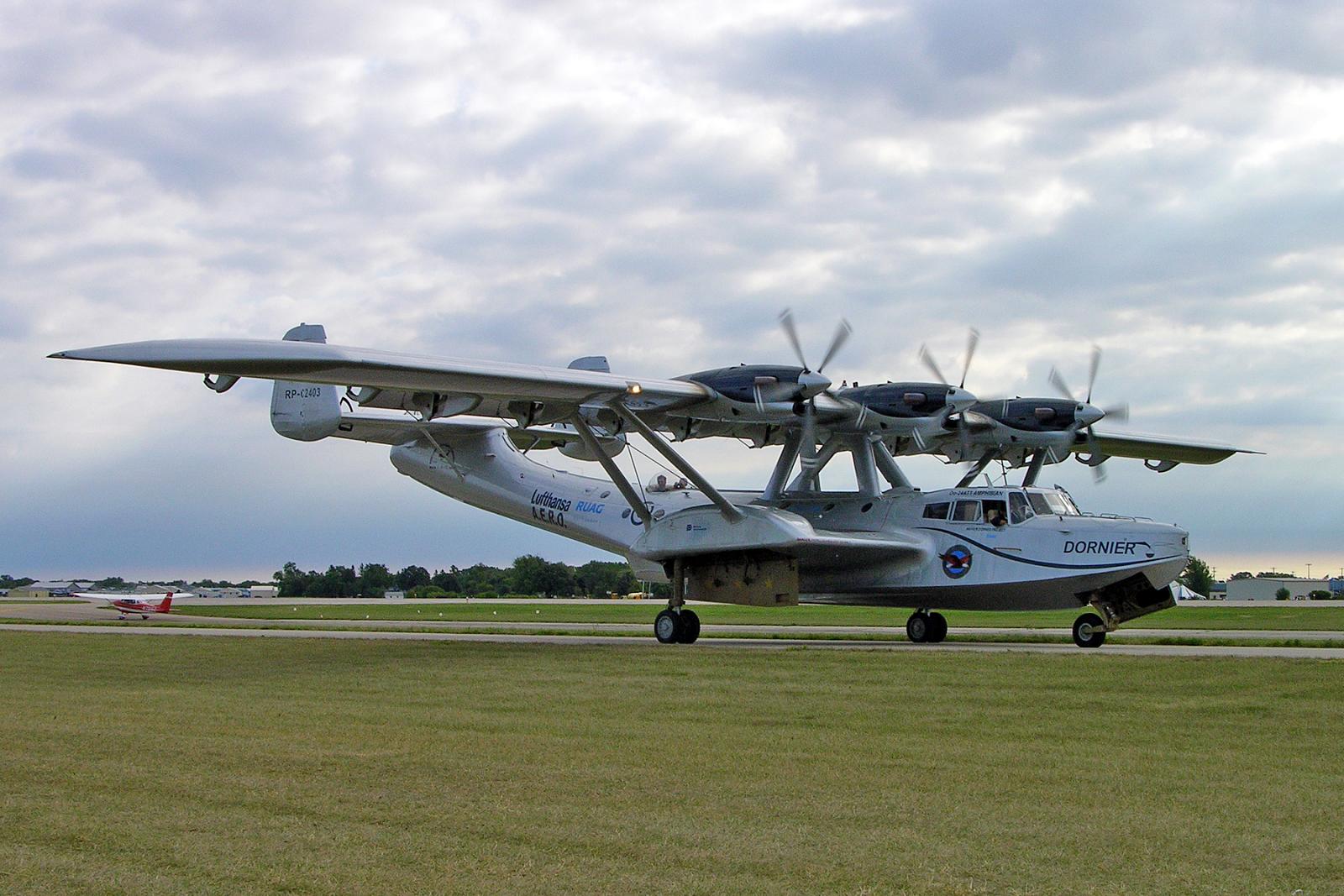Flugboot Dornier Do 24 ATT rollt auf dem Flugplatz von Oshkosh