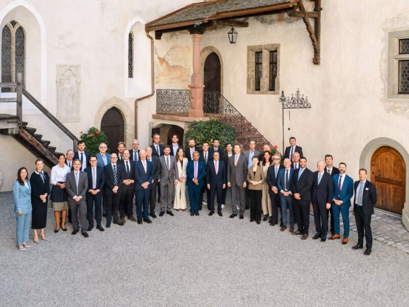 Teilnehmende des Vaduz Space Dialogue 2026 beim Empfang durch Erbprinz Alois von und zu Liechtenstein auf Schloss Vaduz.
