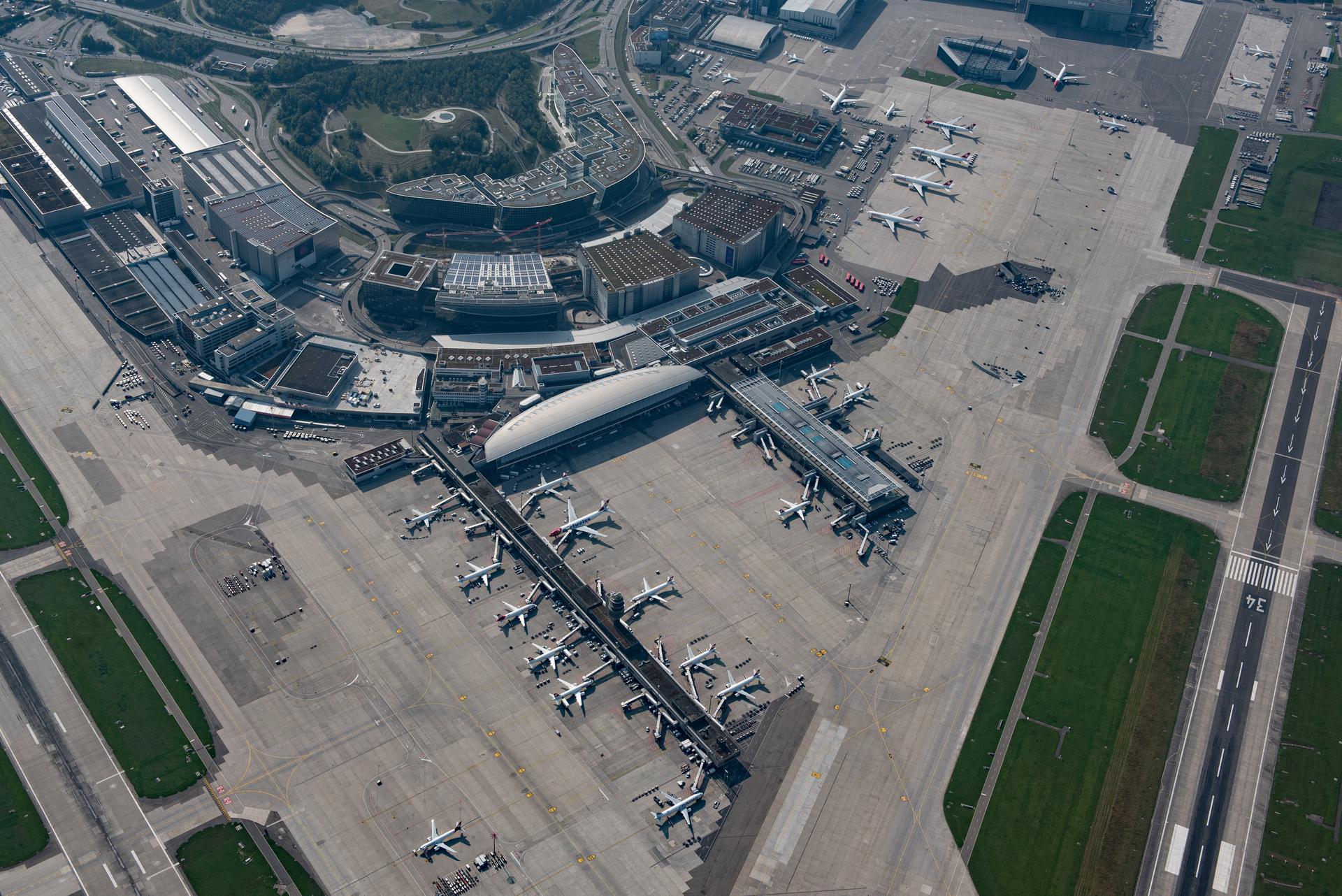 Luftaufnahme des Flughafens Zürich mit Terminal und Vorfeld