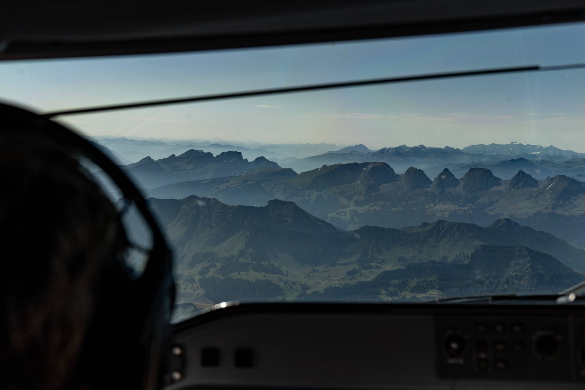 Blick aus dem Cockpit auf die Alpen