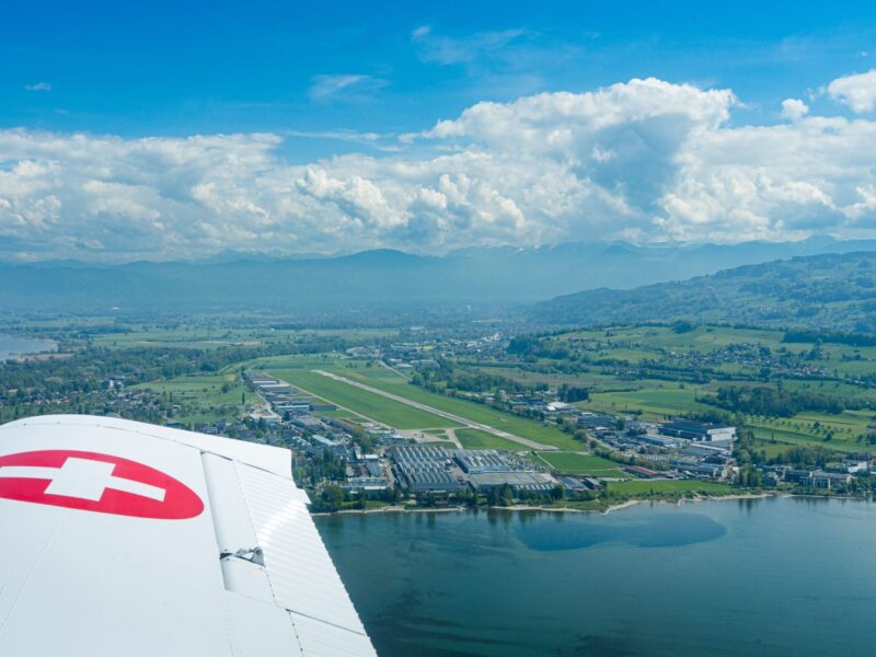 Blick aus einem Flugzeug auf den Flugplatz St.Gallen-Altenrhein und den Bodensee