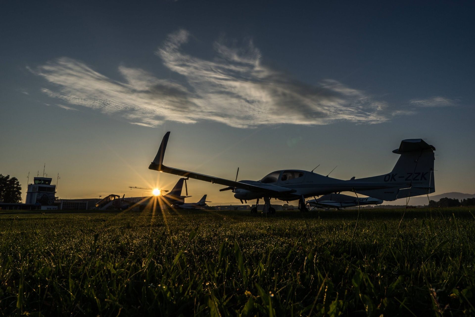 Flugzeug im Gegenlicht bei Sonnenuntergang