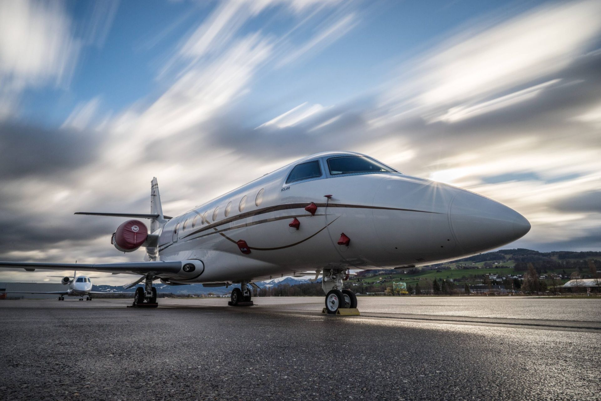 Geschäftsreiseflugzeug auf dem Vorfeld