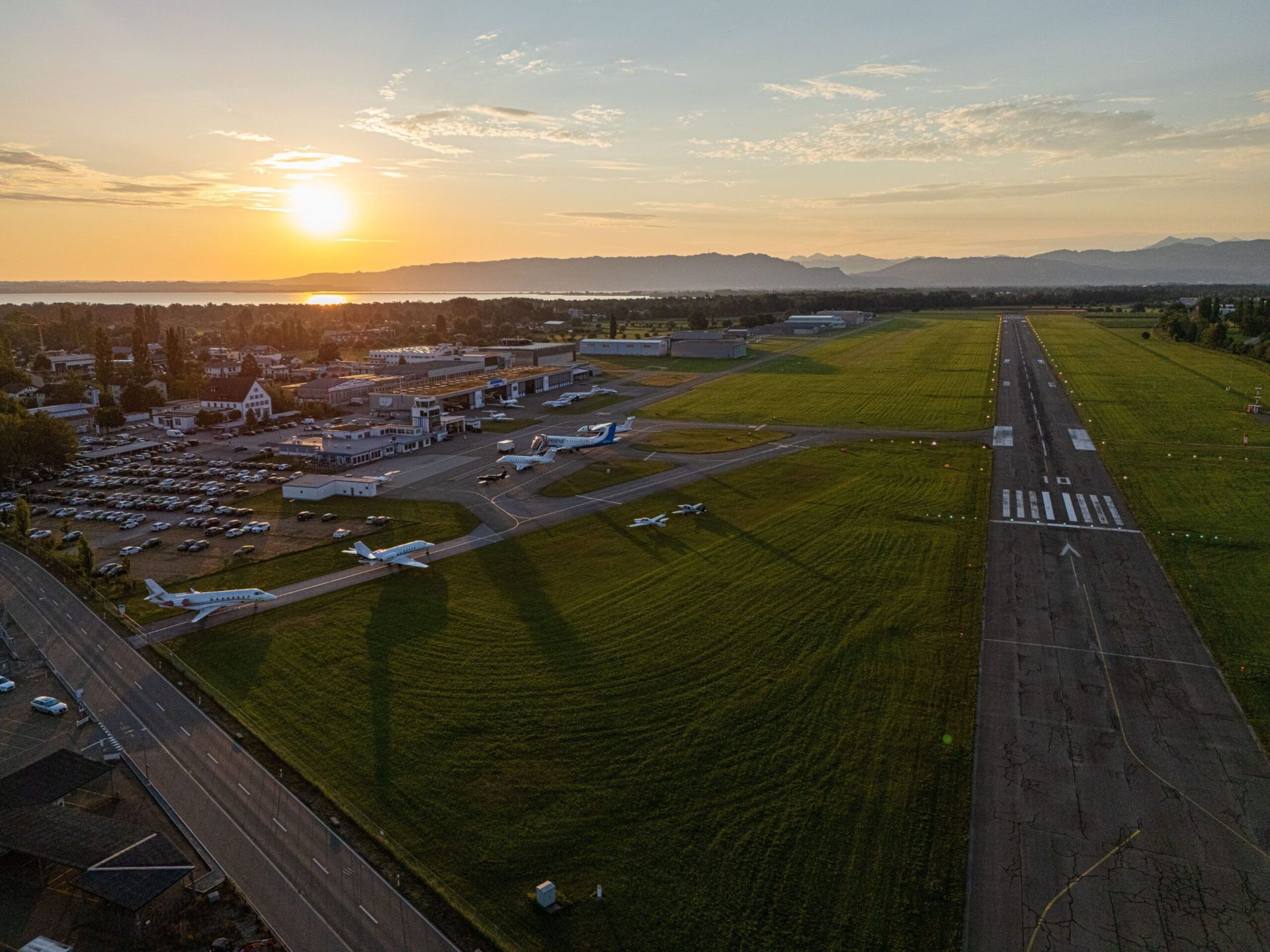 Luftaufnahme des Flugplatzes St.Gallen-Altenrhein bei Sonnenuntergang